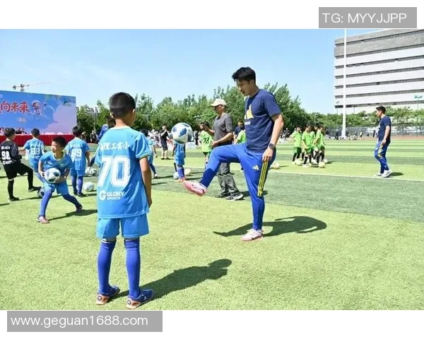 幼儿快乐踢足球精彩瞬间分享让孩子们在运动中成长与快乐